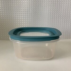 Rubbermaid Premier Square Food Storage Container 5 Cups 7J6215 w/ Blue Lid
